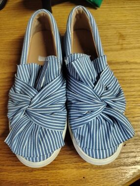 A New Day Blue Striped Knot Slip-On Sneakers in Blue and White 6.5
